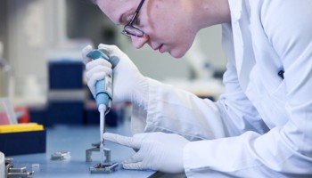 Array Scientist Pippeting Cytosure