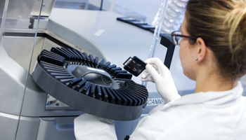 Array Scientist Loads Sample